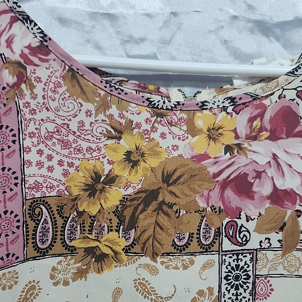 Maurices Floral Blouse Short Sleeve Zippered Pleated Back Womens 2X - Picture 2 of 8